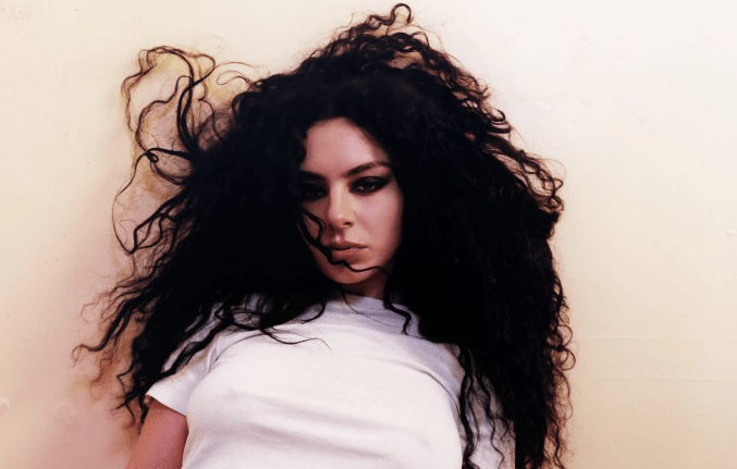CHARLI XCX LISTA PARA ROMPERLA CON «VON&nbsp;DUTCH»